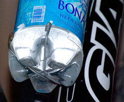 самодельный держатель для бутылки, с бутылкой